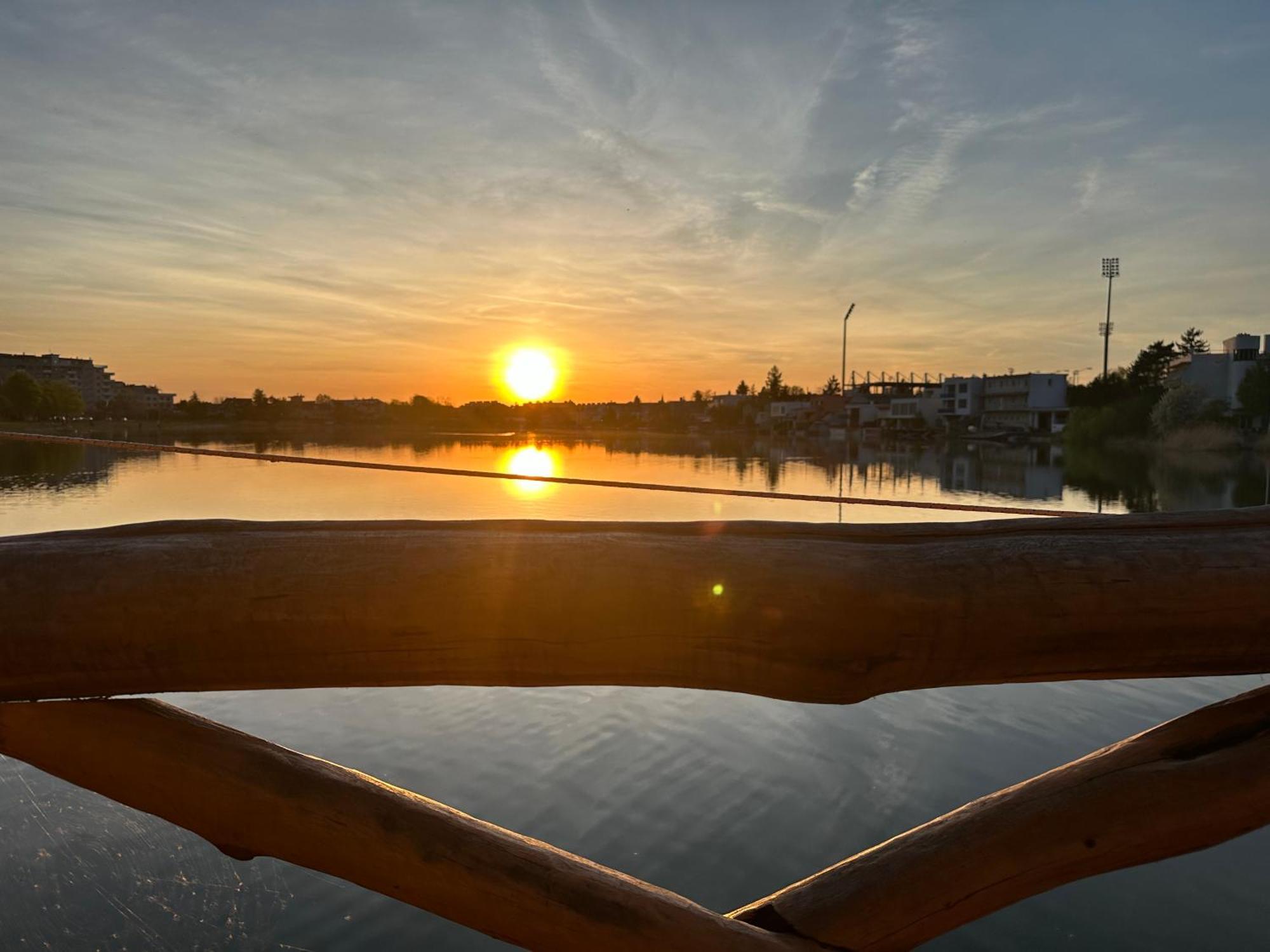 Tahiti Sunshine - Chatka Na Vode Senec Buitenkant foto