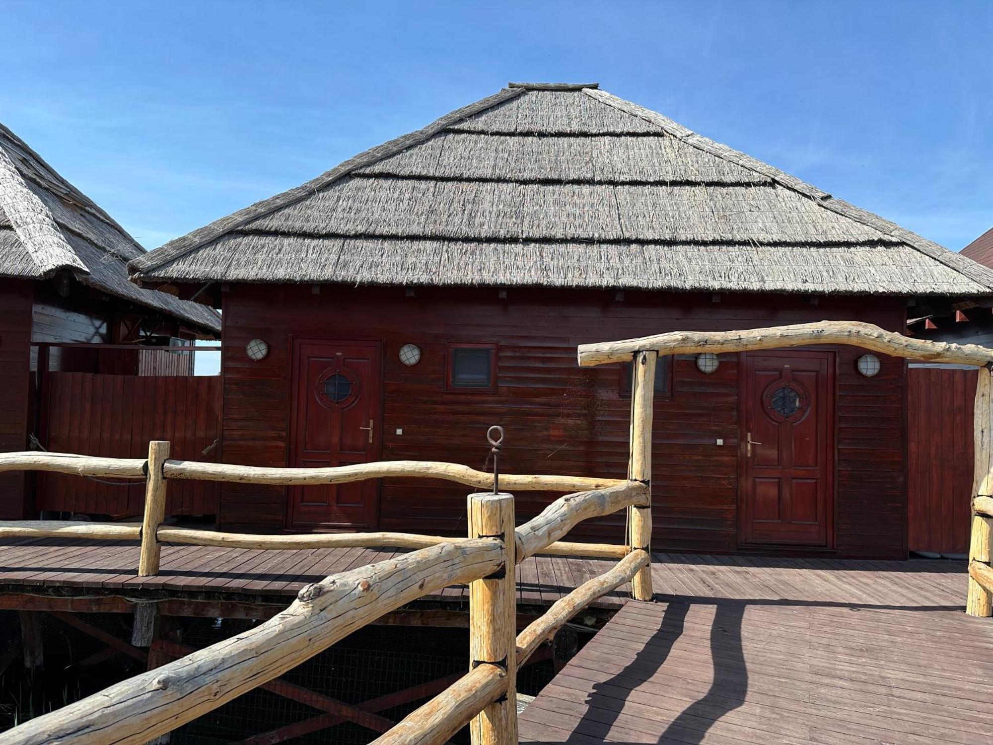 Tahiti Sunshine - Chatka Na Vode Senec Buitenkant foto