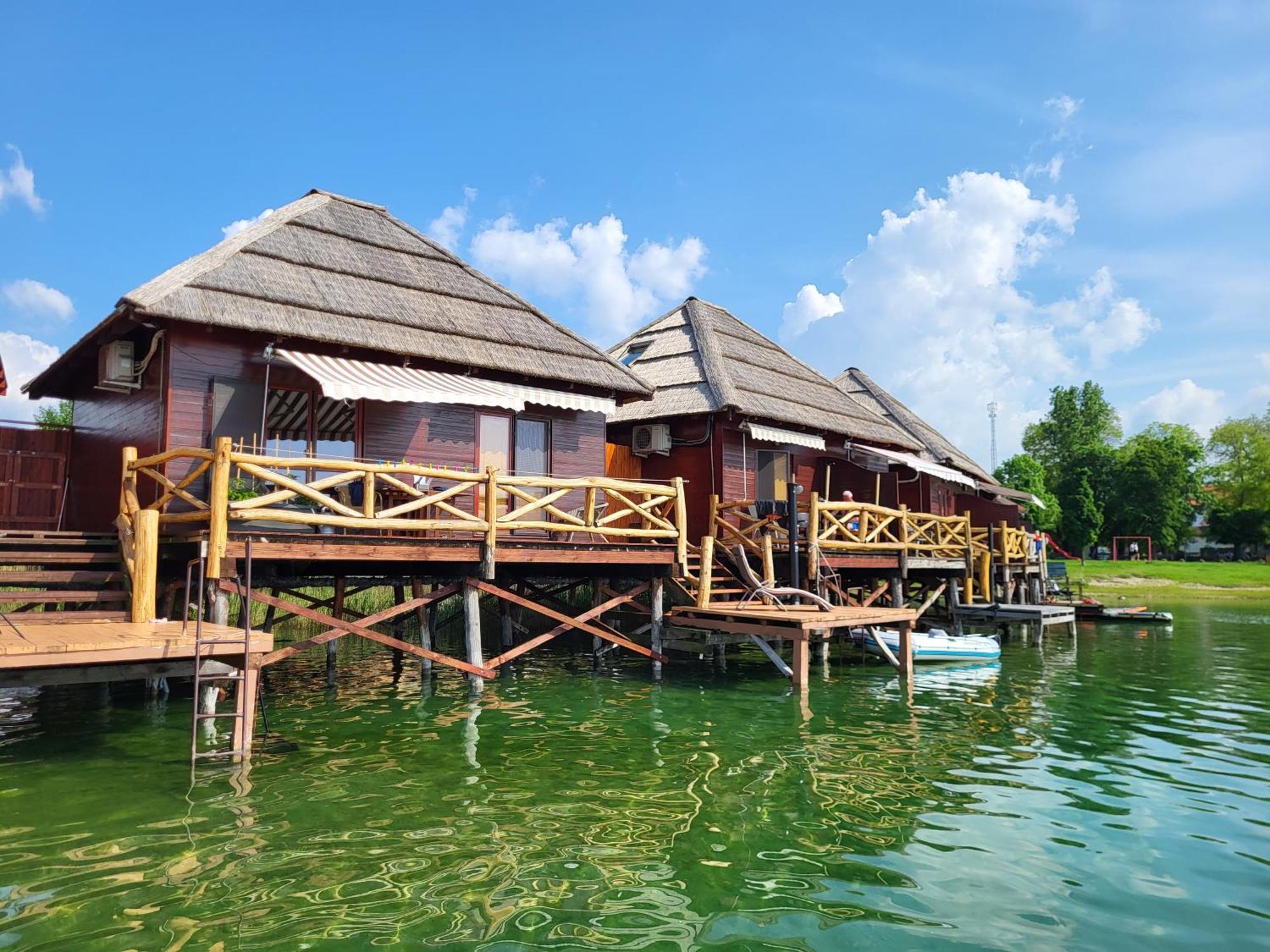 Tahiti Sunshine - Chatka Na Vode Senec Buitenkant foto