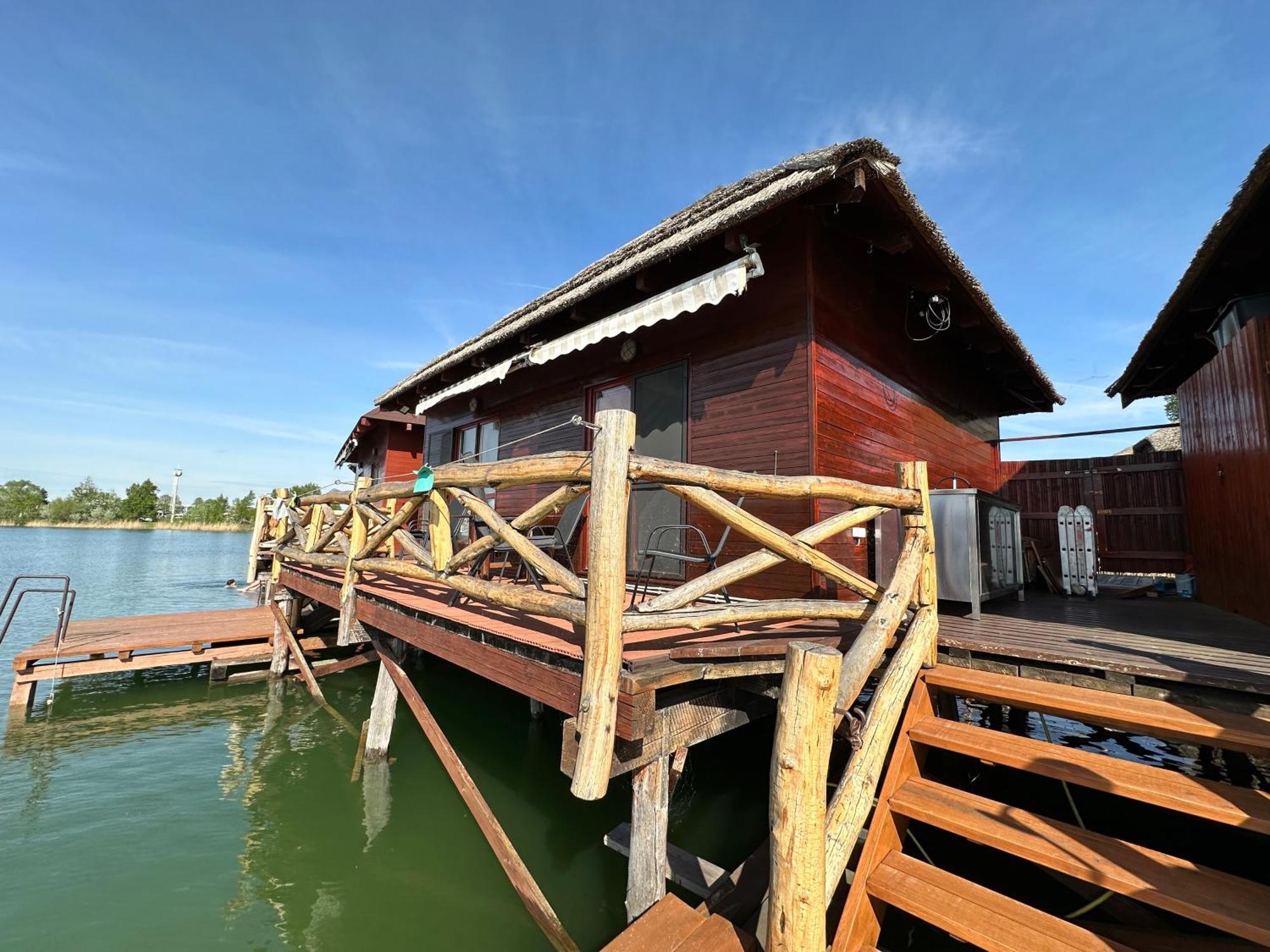 Tahiti Sunshine - Chatka Na Vode Senec Buitenkant foto