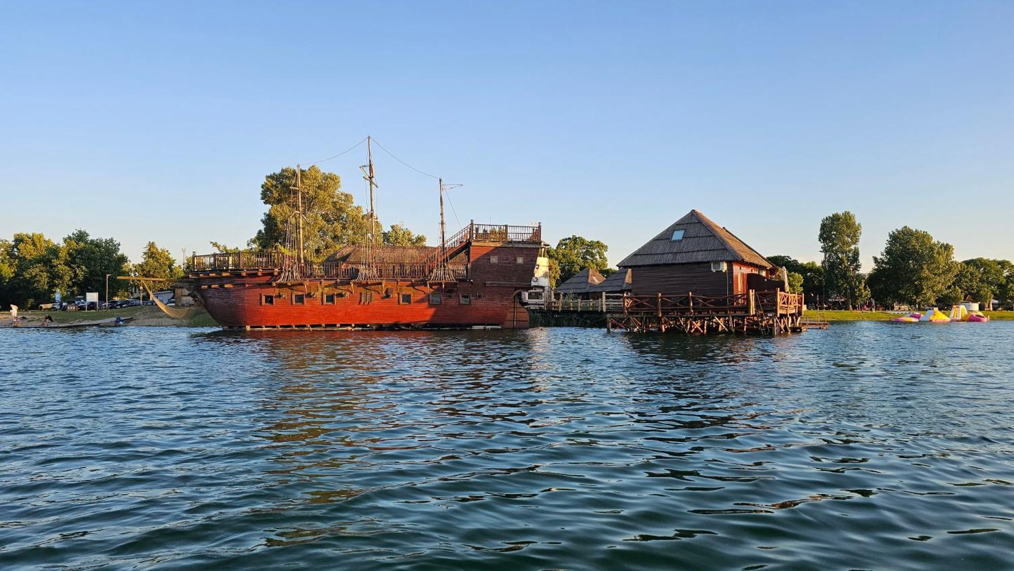 Tahiti Sunshine - Chatka Na Vode Senec Buitenkant foto